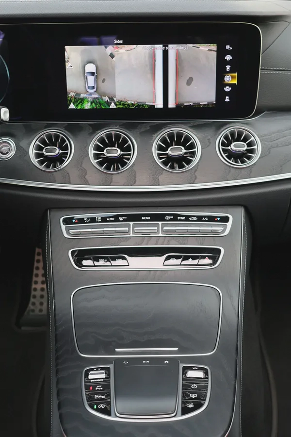 E200 COUPE - GCC SPECS - UNDER WARRANTY - FULL SERVICE HISTORY - ACCIDENT FREE -