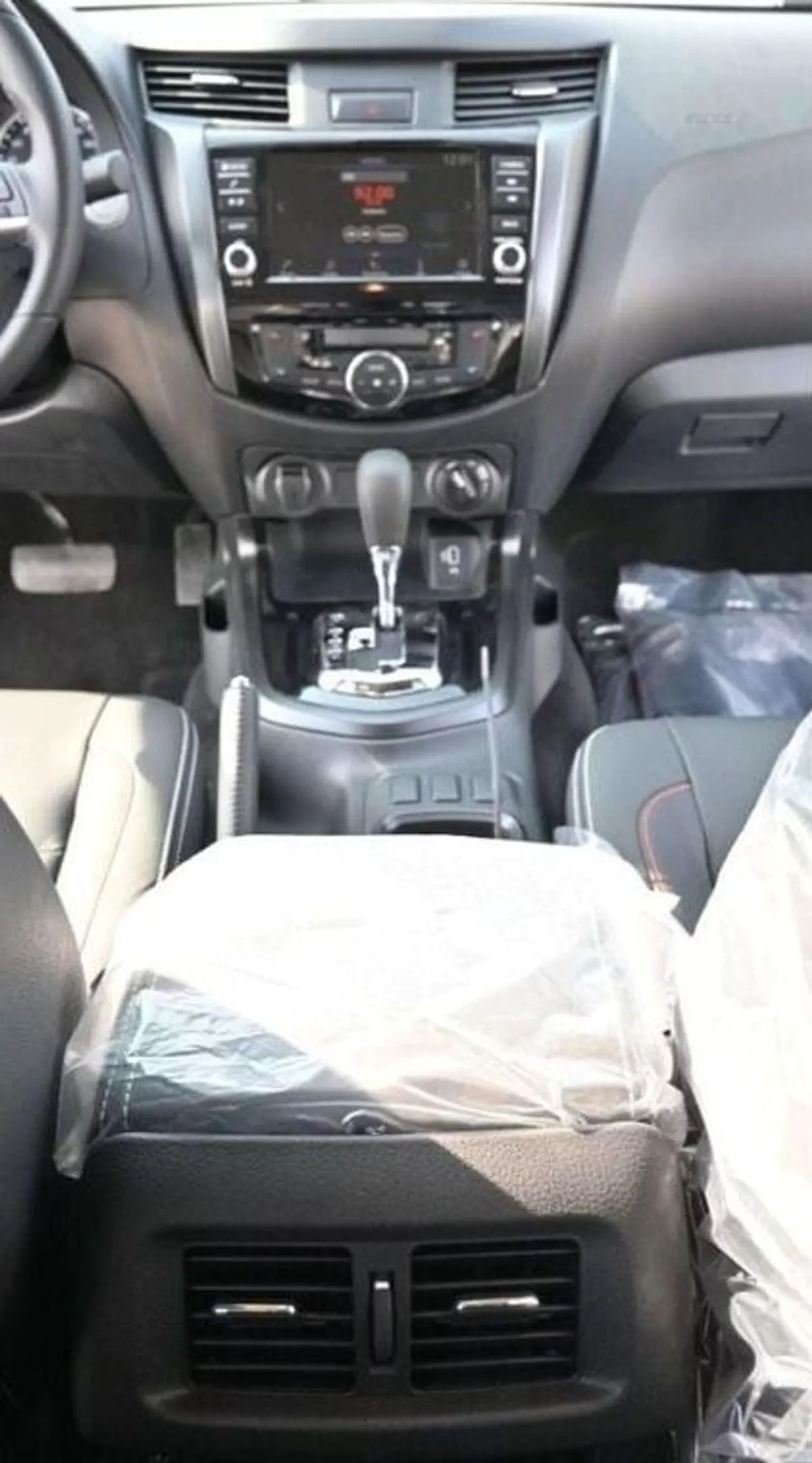 Nissan Navara NAVARA 2.5 DIESEL PRO4X 4X4  AT 2025 MY Engine Type : 2.5D Mid Output Diesel-13-0