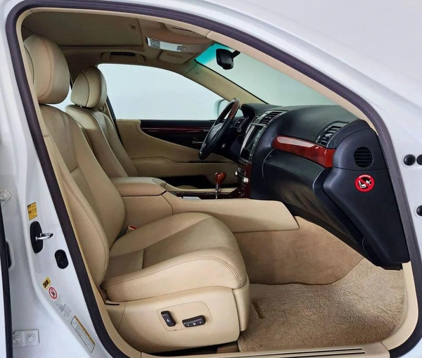 Lexus LS 600 Hybrid - VIP fully loaded with long wheel base and massaging chair