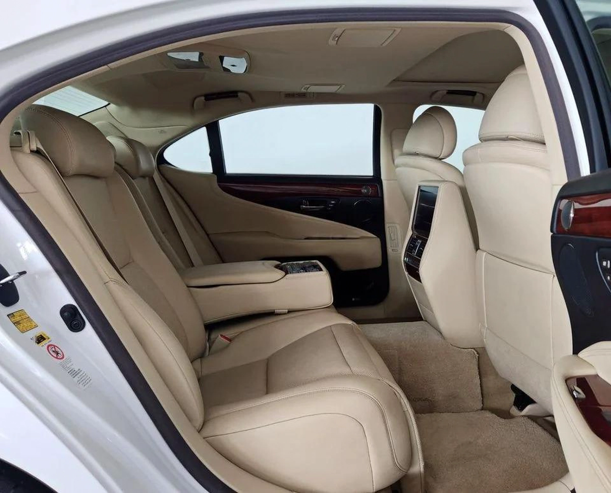 Lexus LS 600 Hybrid - VIP fully loaded with long wheel base and massaging chair -7-7