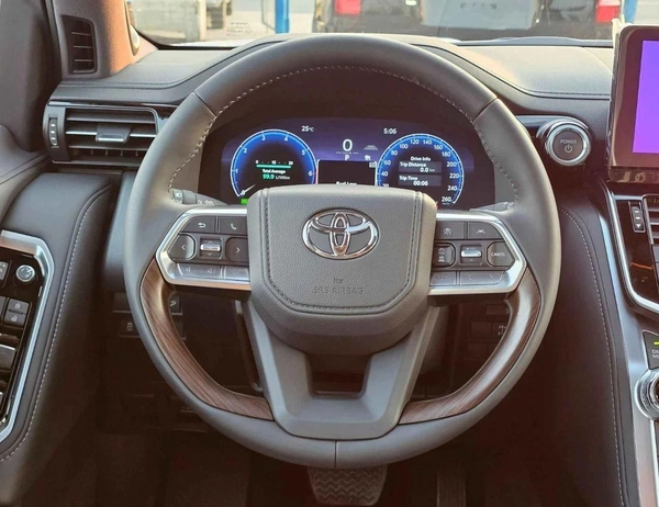 Toyota Land Cruiser VX HYBRID / BIG DVD / JBL SPKRS / LETAHER WITH MEMORY SEATS (CODE # VXH25)
