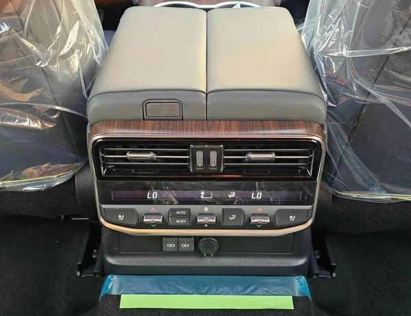 Toyota Land Cruiser VX HYBRID / BIG DVD / JBL SPKRS / LETAHER WITH MEMORY SEATS (CODE # VXH25)