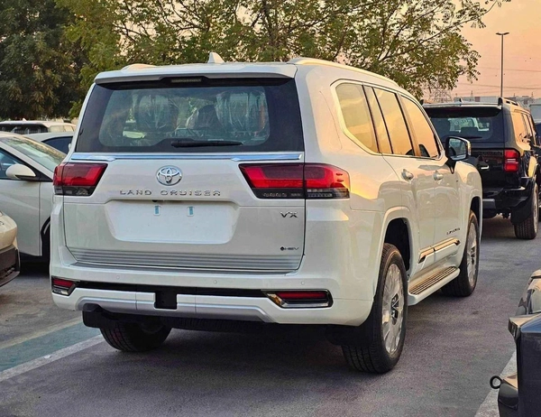 Toyota Land Cruiser VX HYBRID / BIG DVD / JBL SPKRS / LETAHER WITH MEMORY SEATS (CODE # VXH25)