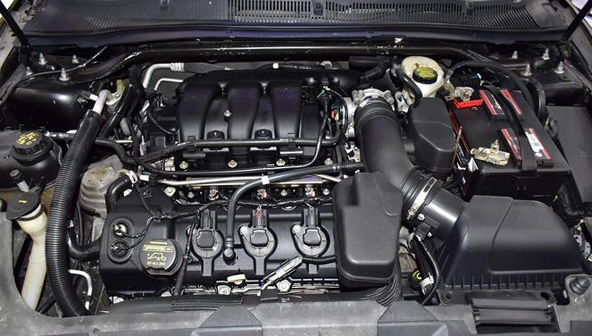 Ford Taurus ( 2015 Model ) in Black Color American Specs-9-9
