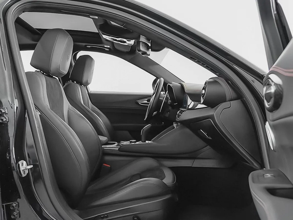 2,770 AED / 60 months | 0% DP | 2023 Alfa Romeo Giulia Estrema / Alfa Romeo Warranty