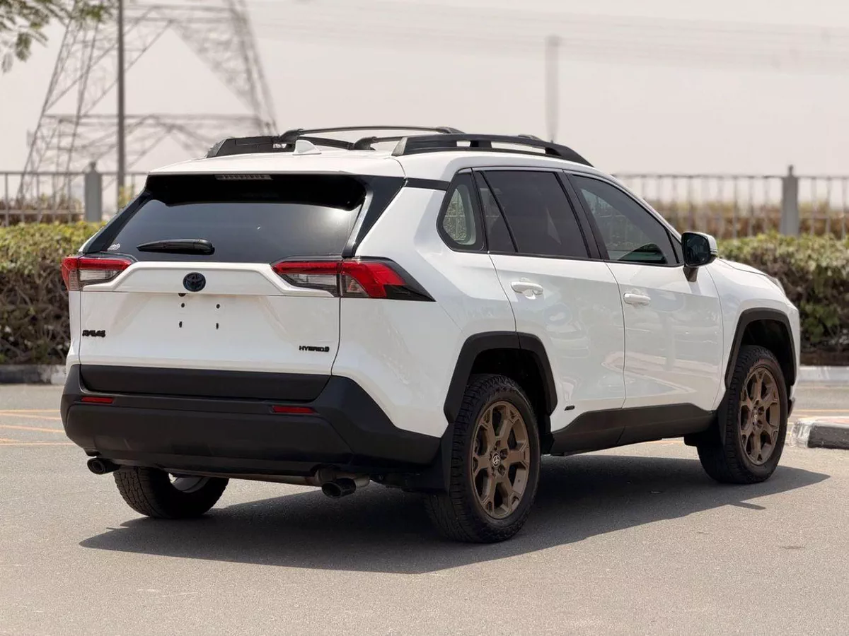 Toyota RAV4 XLE HEV-3-0