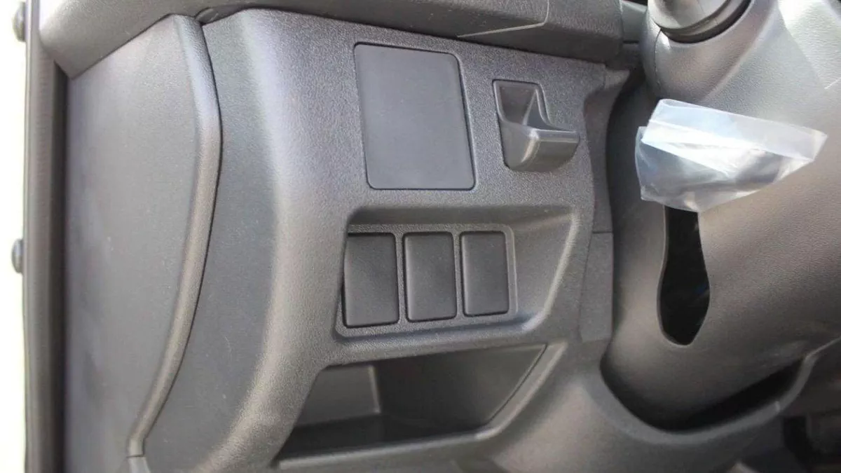 Toyota Hiace DLS - STD ROOF Toyota Hiace 2.5L High Roof Diesel old ship 2025-11-0