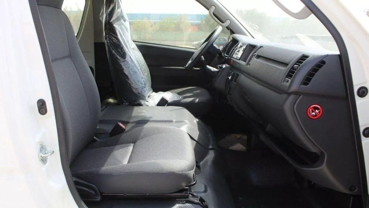 Toyota Hiace DLS - STD ROOF Toyota Hiace 2.5L High Roof Diesel old ship 2025-7-0