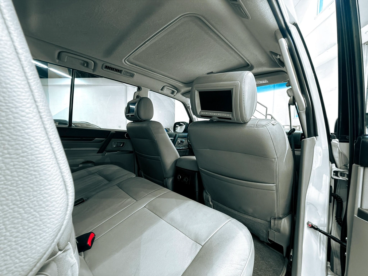 2016 Mitsubishi Pajero GLS Top 5 Door // EMI Starting from 2,100 AED-4-4