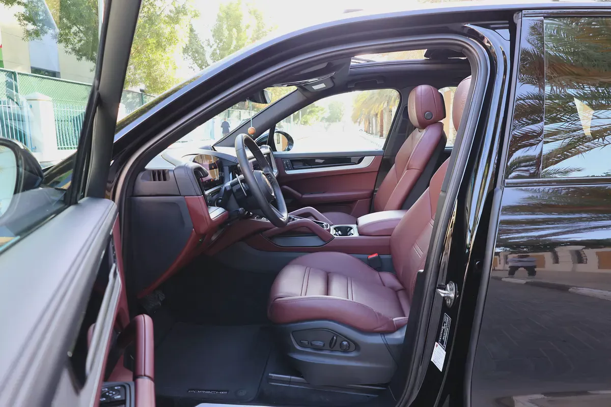 Porsche Cayenne  2024-62000KM-GCC SPECS-5 YEAR  WARRANTY AND  SERVICE CONTRACT  OR 2029-10-10