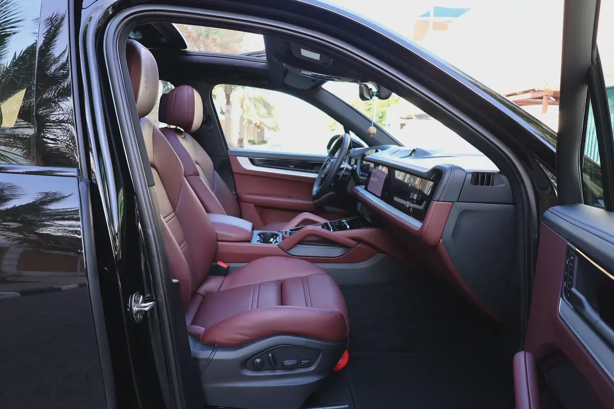 Porsche Cayenne  2024-62000KM-GCC SPECS-5 YEAR  WARRANTY AND  SERVICE CONTRACT  OR 2029-17-17