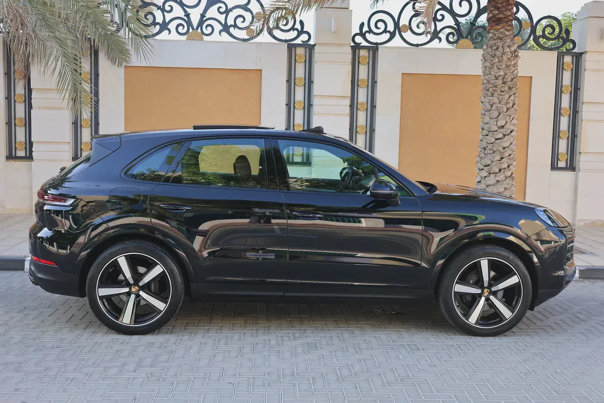 Porsche Cayenne  2024-62000KM-GCC SPECS-5 YEAR  WARRANTY AND  SERVICE CONTRACT  OR 2029-6-6