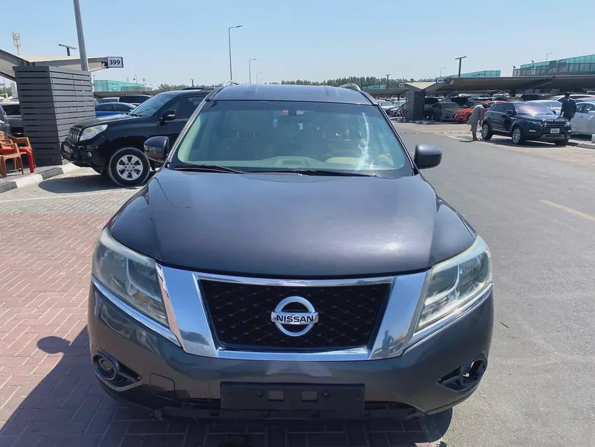 Nissan pathifinder 2014gary color GCC calen car