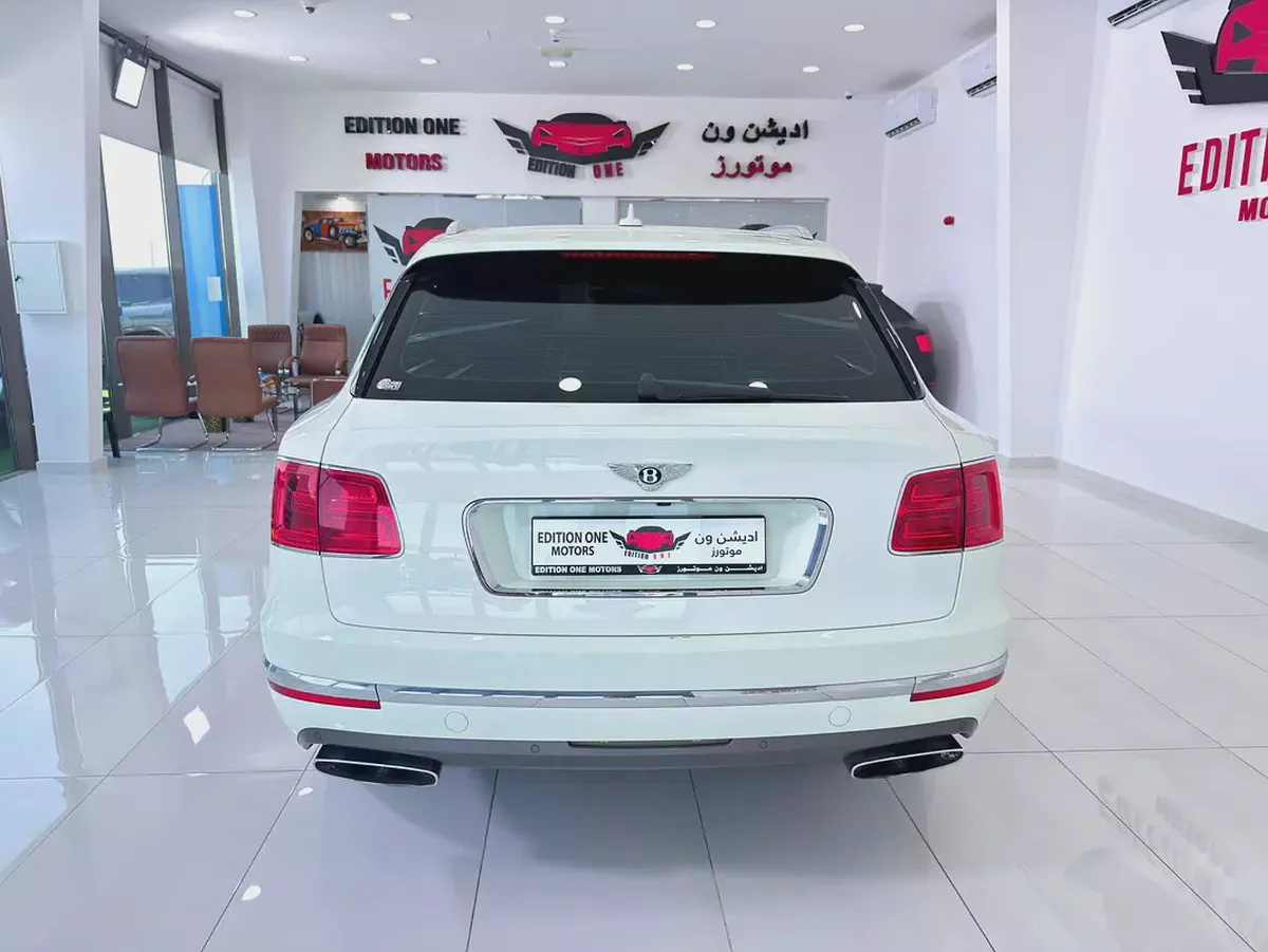 Bentley Bentayga W12 AWD 2017 | GCC Specs | Low Mileage | Pristine Condition-8-8