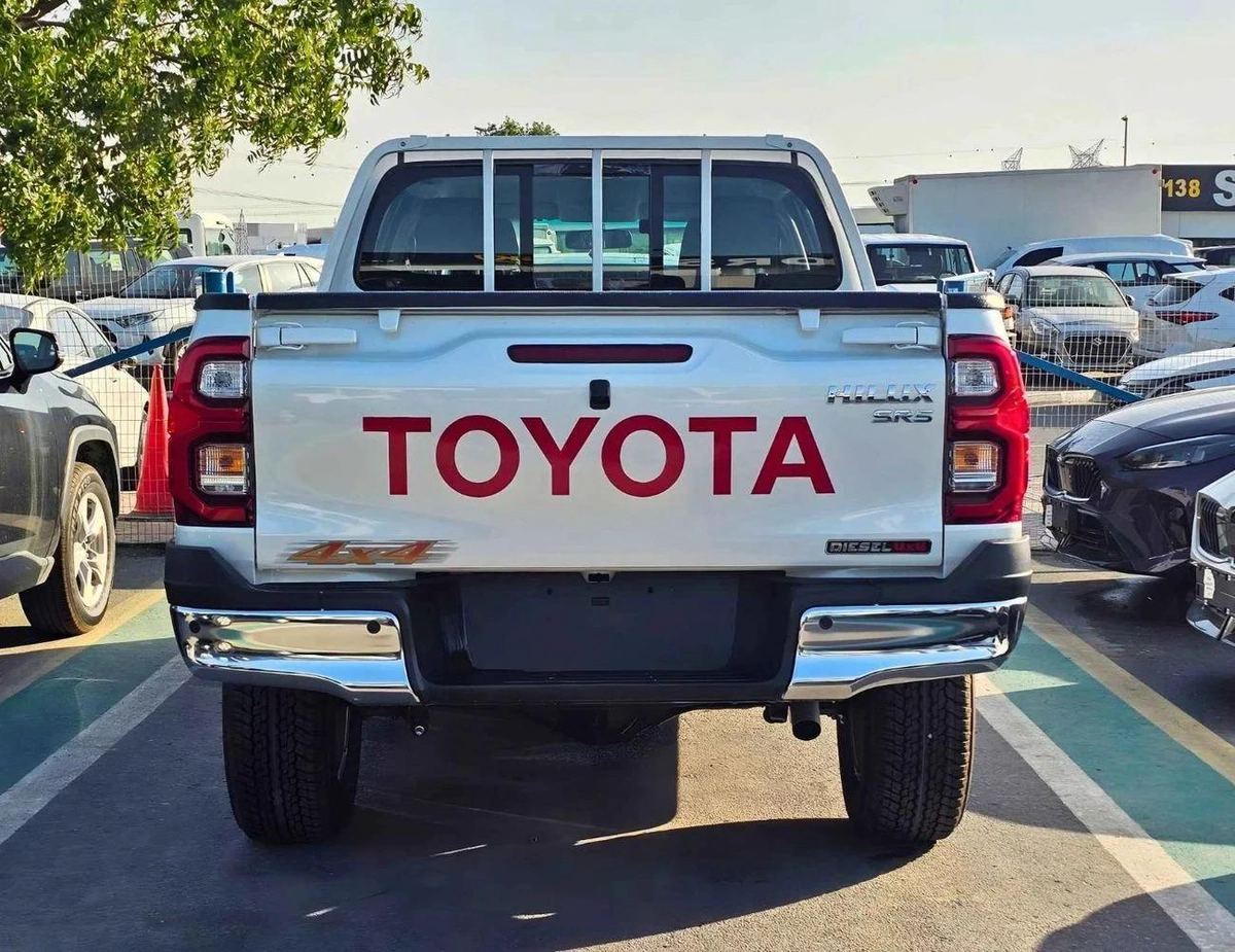 Toyota Hilux SR5 / 2.4L DIESEL A/T / BLIND SPOT / DIFF LOCK / FR&RR CHROME BUMPERS / (CODE # HDFAA)-3-3