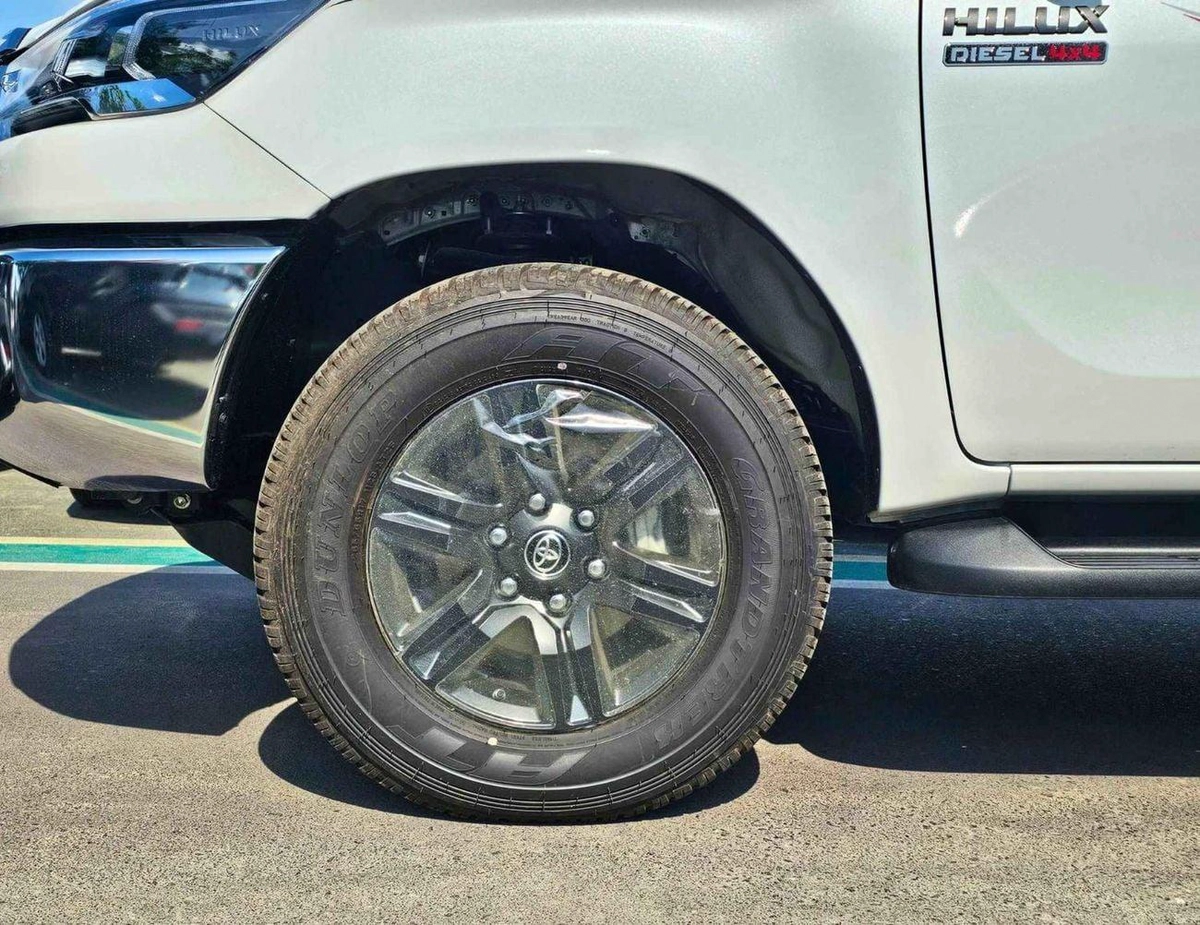 Toyota Hilux SR5 / 2.4L DIESEL A/T / BLIND SPOT / DIFF LOCK / FR&RR CHROME BUMPERS / (CODE # HDFAA)-4-4