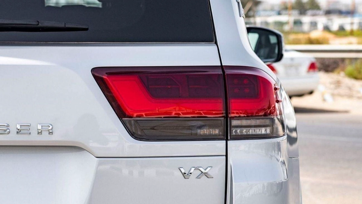 Toyota Land Cruiser VX 3.3L-1-1