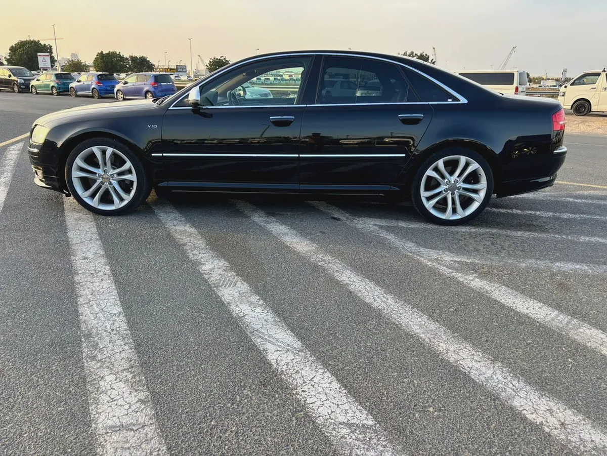 SUPER CLEAN AND POWERFULL V10 Audi S8 4.0 TFSI quattro, JAPAN IMPORTED-6-6