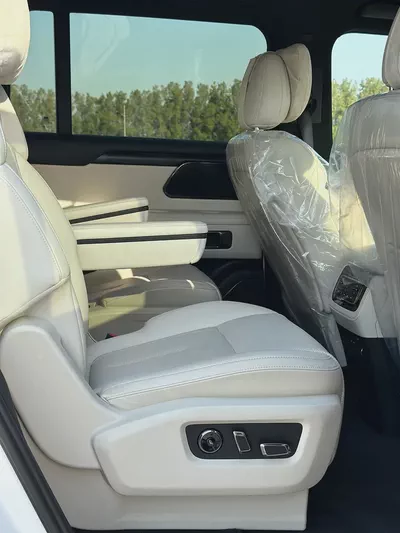 EXCELLENT CONDITION | LOW MILEAGE | 7 SEATER | CHINESE SPECS ROX 01 | 2023 | White / White-15
