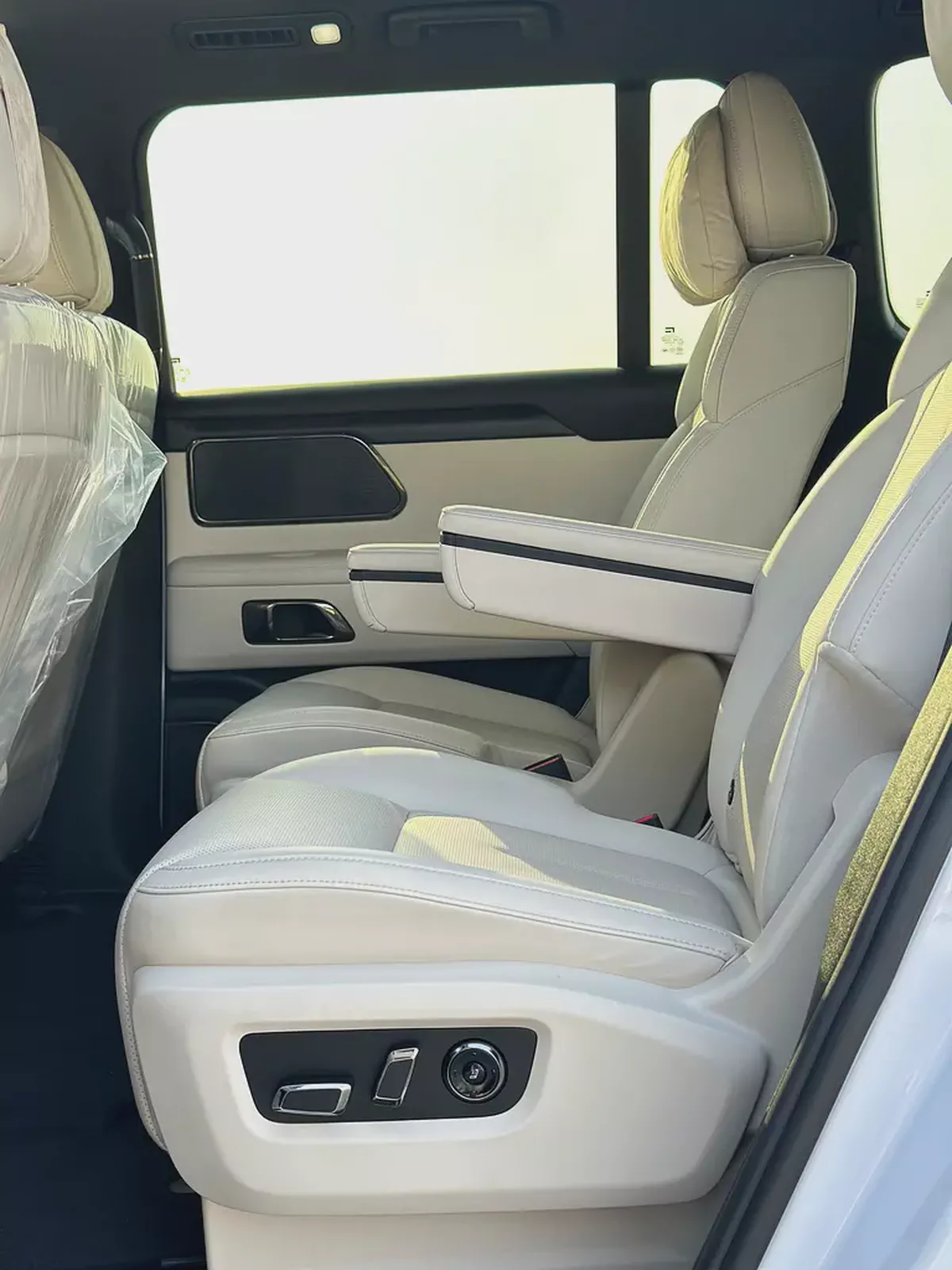 EXCELLENT CONDITION | LOW MILEAGE | 7 SEATER | CHINESE SPECS ROX 01 | 2023 | White / White-14-14