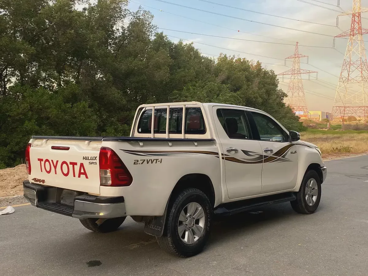 Toyota Hilux SR5 2017 GCC Specs - Well Maintained Pick-up-2-2