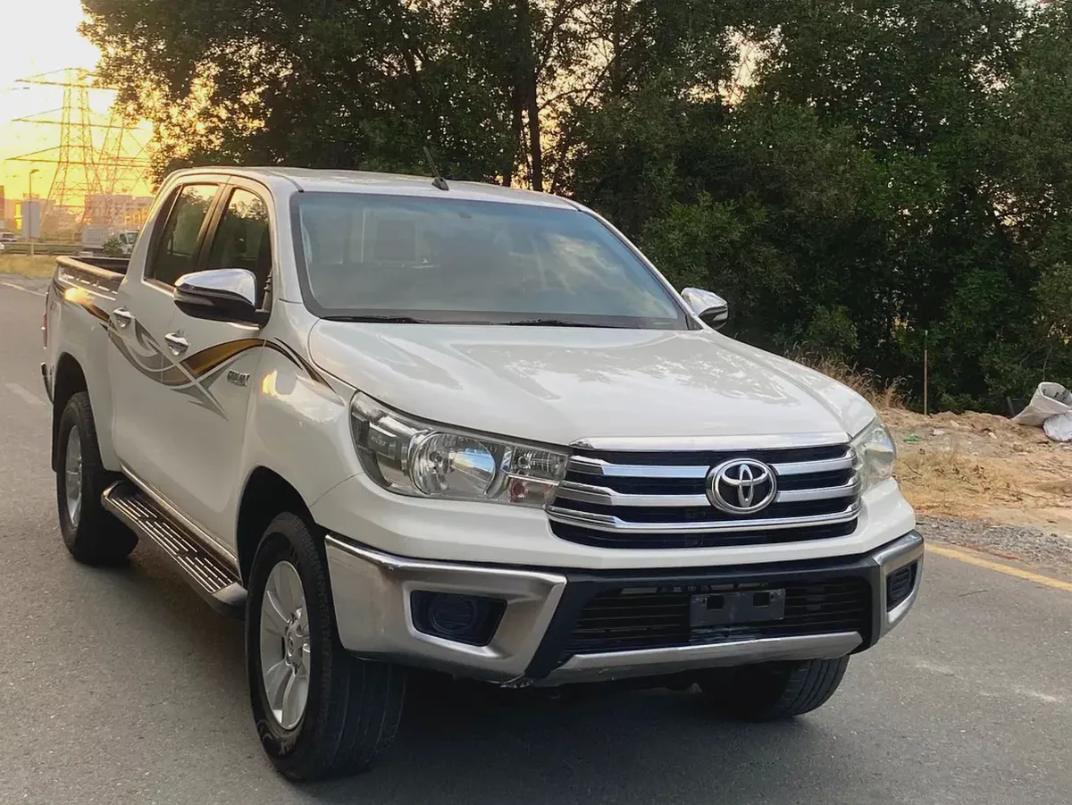 Toyota Hilux SR5 2017 GCC Specs - Well Maintained Pick-up-4-4