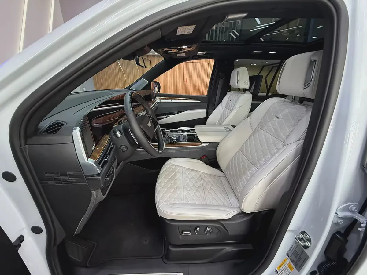2026 - Cadillac Escalade  Sport Platinum - V8 Prestige Condition-8-8