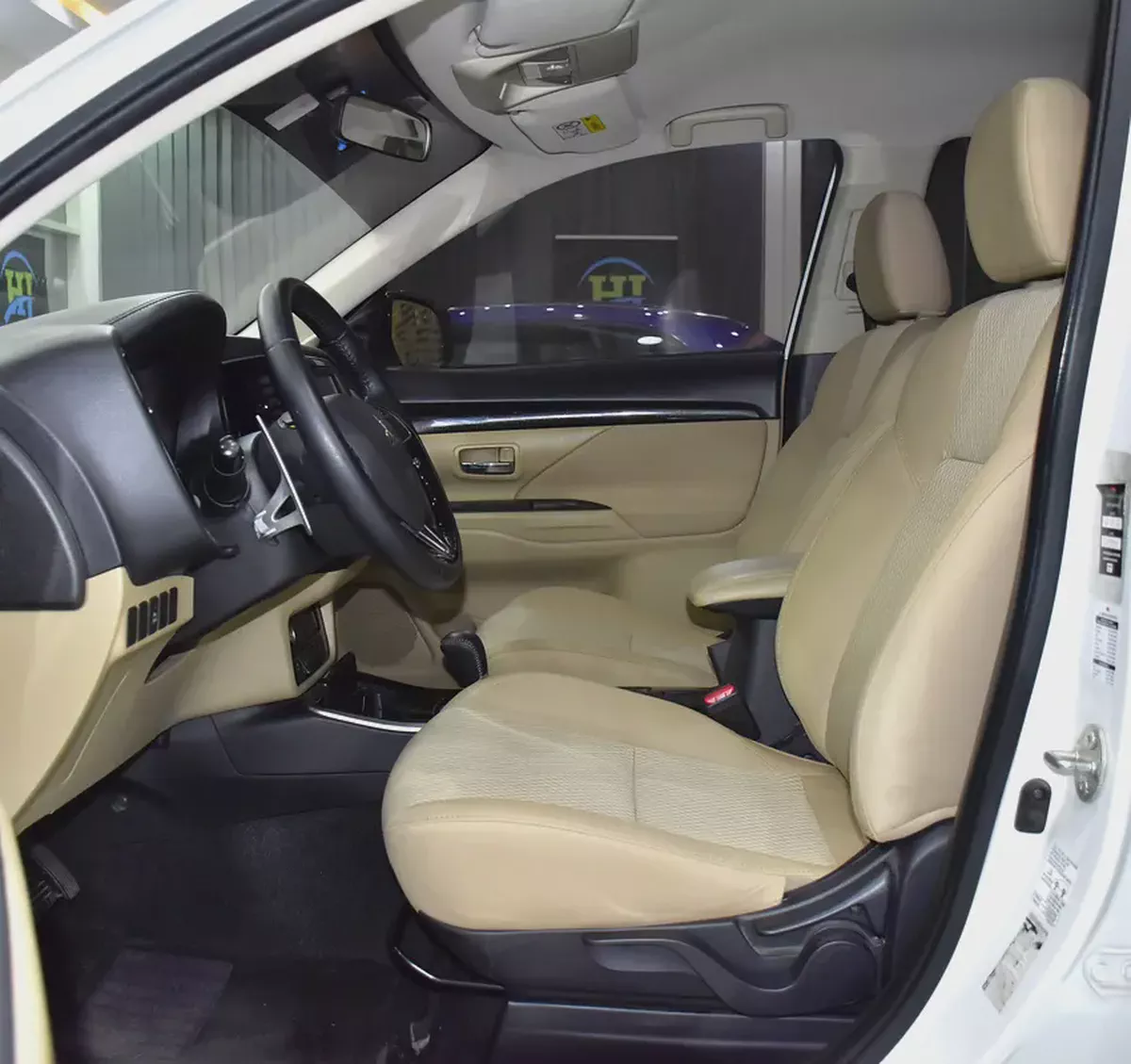 AED 872 EMi at 0% DP | Mitsubishi Outlander 4WD ( 2021 Model ) in White Color GCC Specs-9-9