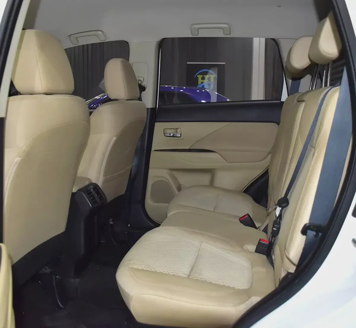 AED 872 EMi at 0% DP | Mitsubishi Outlander 4WD ( 2021 Model ) in White Color GCC Specs-15-15