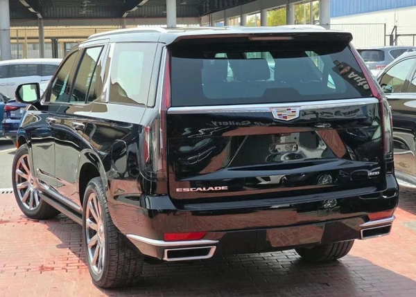 Cadillac Escalade Sport Platinum 6.2L AWD Original Paint 2021 GCC - AED 195,000 (AED 215,000)