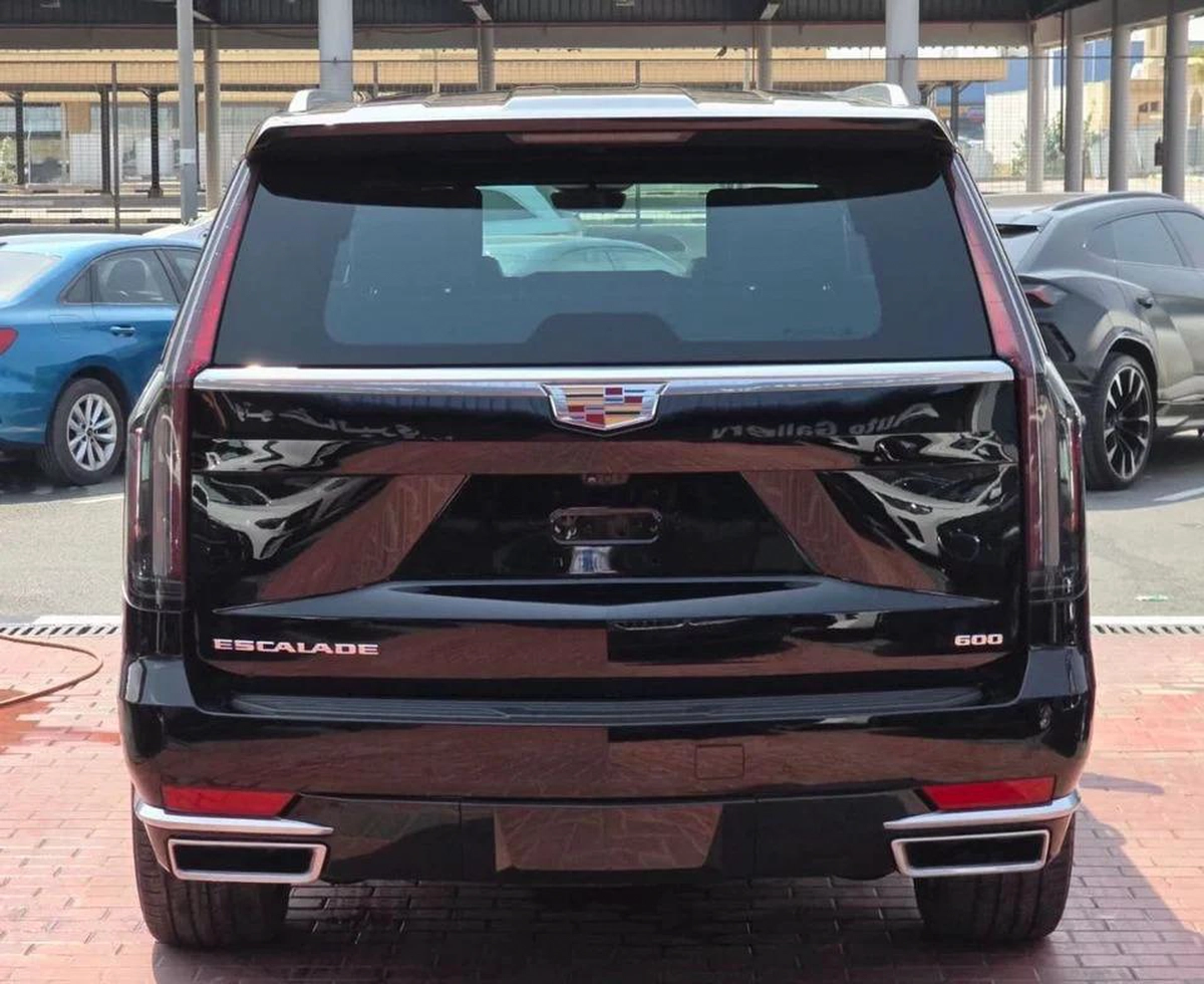Cadillac Escalade Sport Platinum 6.2L AWD Original Paint 2021 GCC - AED 195,000 (AED 215,000)-11-11