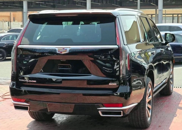 Cadillac Escalade Sport Platinum 6.2L AWD Original Paint 2021 GCC - AED 195,000 (AED 215,000)