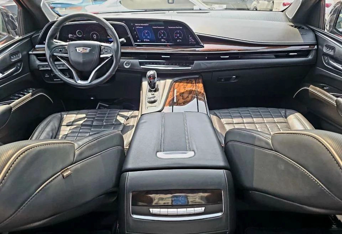 Cadillac Escalade Sport Platinum 6.2L AWD Original Paint 2021 GCC - AED 195,000 (AED 215,000)-3-3