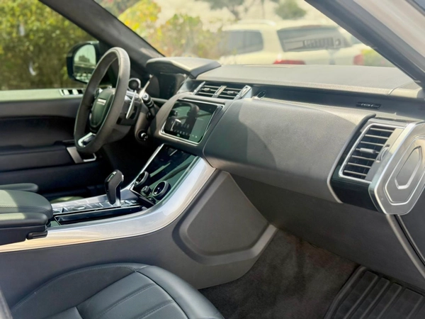 RANGE ROVER SPORT HST l GCC SPECS l FULL-SERVICE HISTORY l UNDER WARRANTY