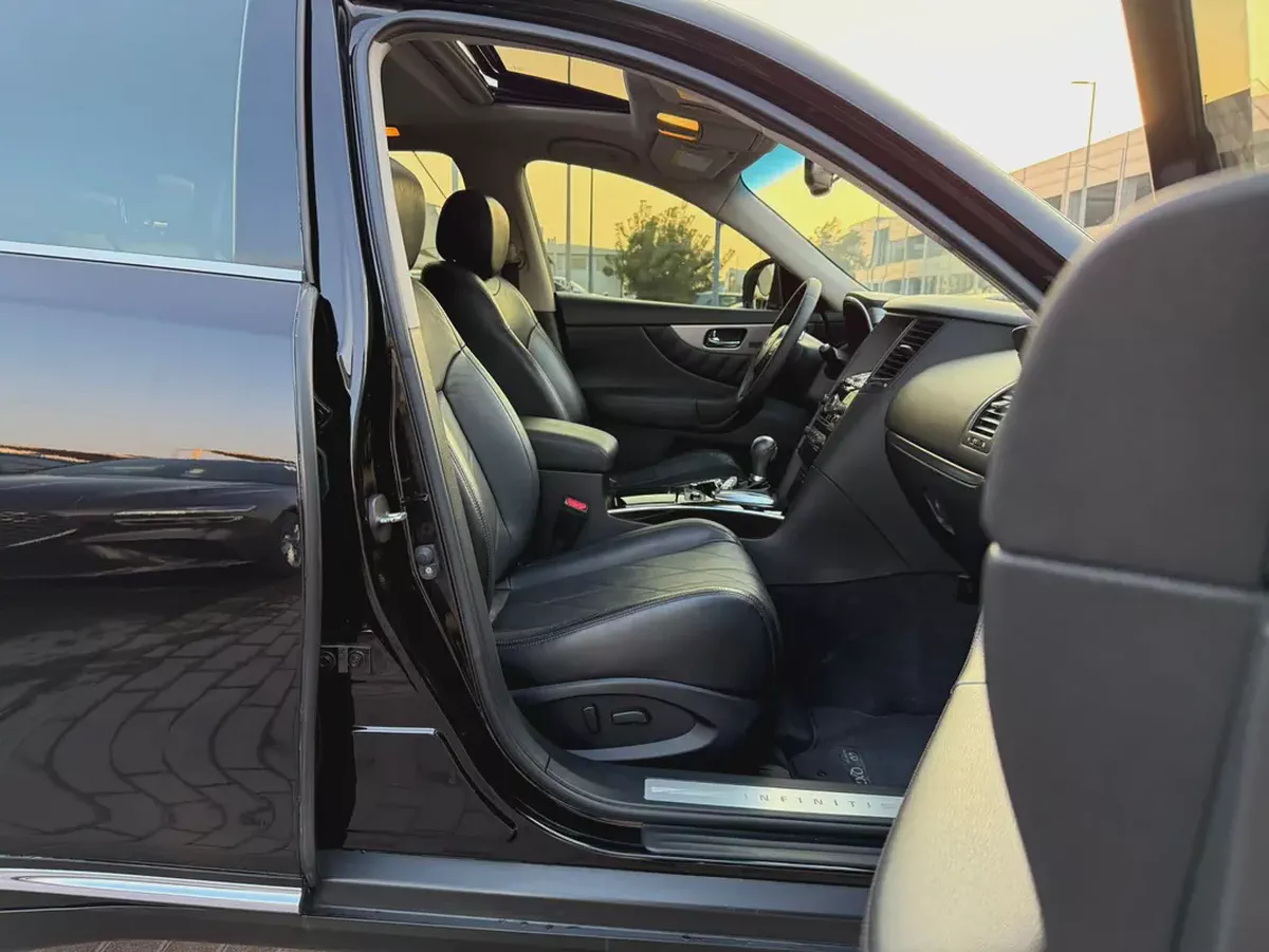 Infiniti QX70 - 2018  Gulf Specs, Full Option, Accident-Free-9-9