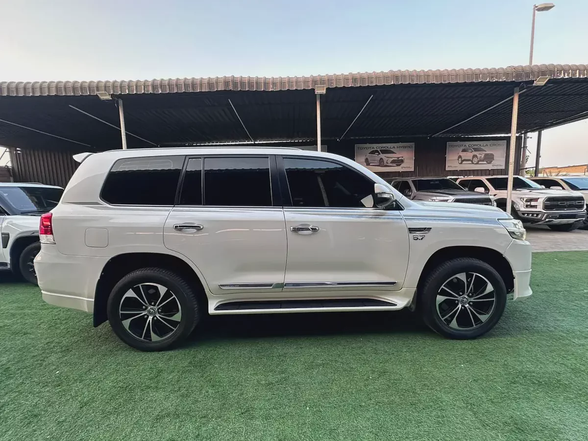 Toyota Land Cruiser VXR 2016 GCC Specs تويوتا لاند كروزر VXR 2016 خليجي – V8 5.7L – فل أوبشن-2-2