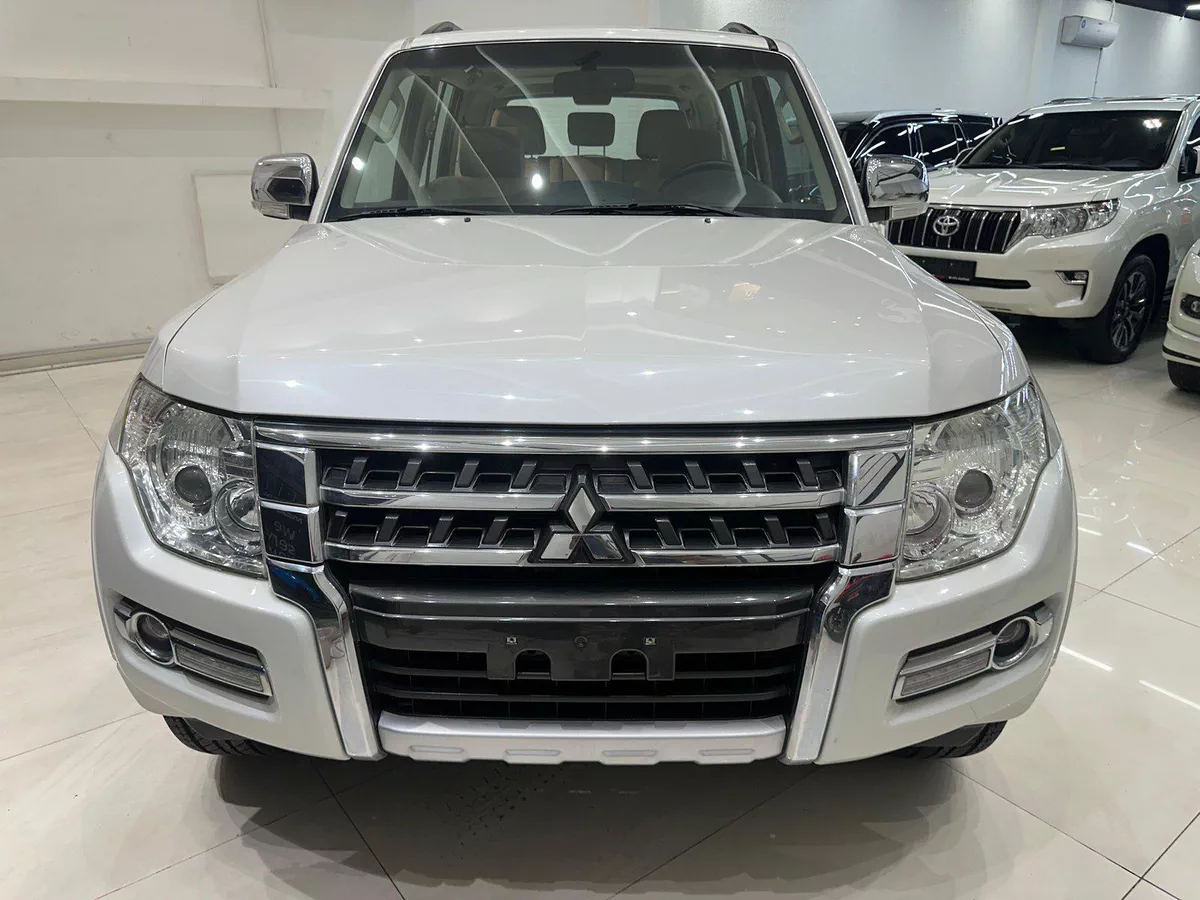 2017 Mitsubishi Pajero GLS 3.5L V6 with Sunroof 4WD // EMI Starts from 1,685 AED // 36 Months-1-1