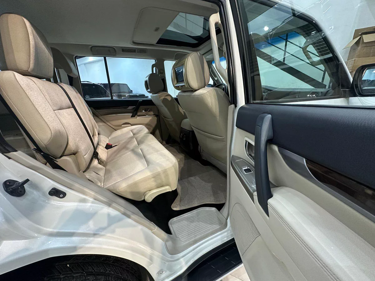 2017 Mitsubishi Pajero GLS 3.5L V6 with Sunroof 4WD // EMI Starts from 1,685 AED // 36 Months-2-2