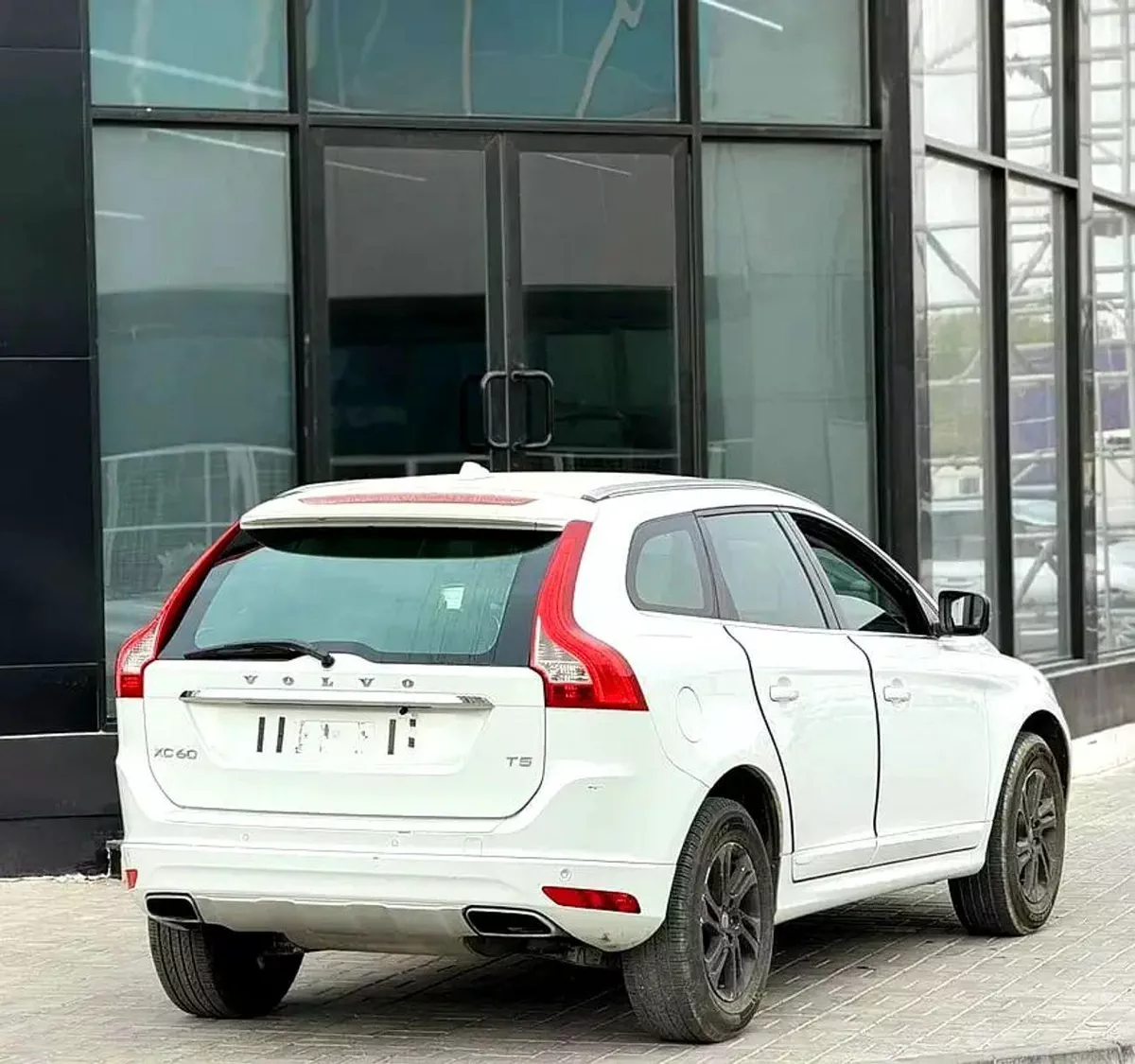 Volvo XC60 PREMIUM GCC Specs - Reliable Luxury SUV in Excellent Condition-8-0