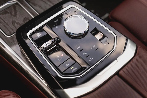 BMW 740i M Sport Individual – 2025 | GCC | LOW MILEAGE || 8,853 KM | 5 YEARS SERVICE AND WARRANTY