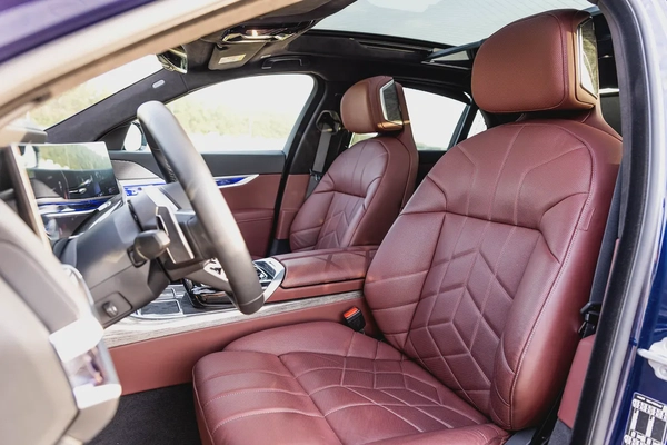 BMW 740i M Sport Individual – 2025 | GCC | LOW MILEAGE || 8,853 KM | 5 YEARS SERVICE AND WARRANTY