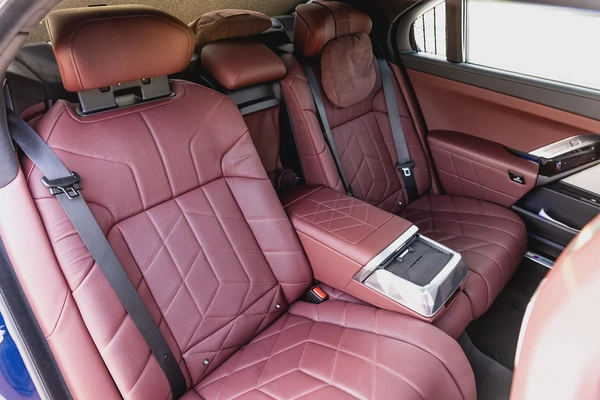 BMW 740i M Sport Individual – 2025 | GCC | LOW MILEAGE || 8,853 KM | 5 YEARS SERVICE AND WARRANTY