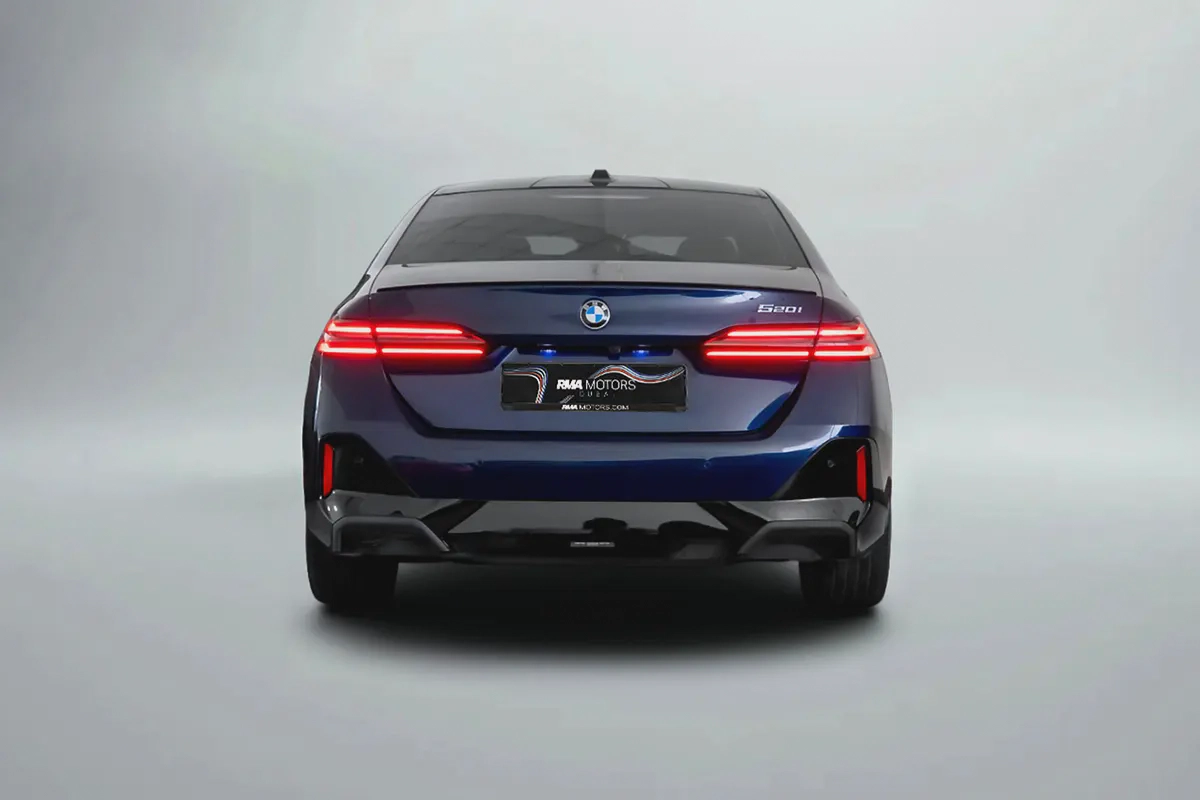 4,426 AED / 60 months | 0% DP | 2024 BMW 520i M Sport / Full AGMC BMW Service History-3-3