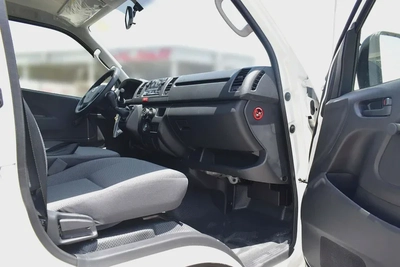 Toyota Hiace Standard-11