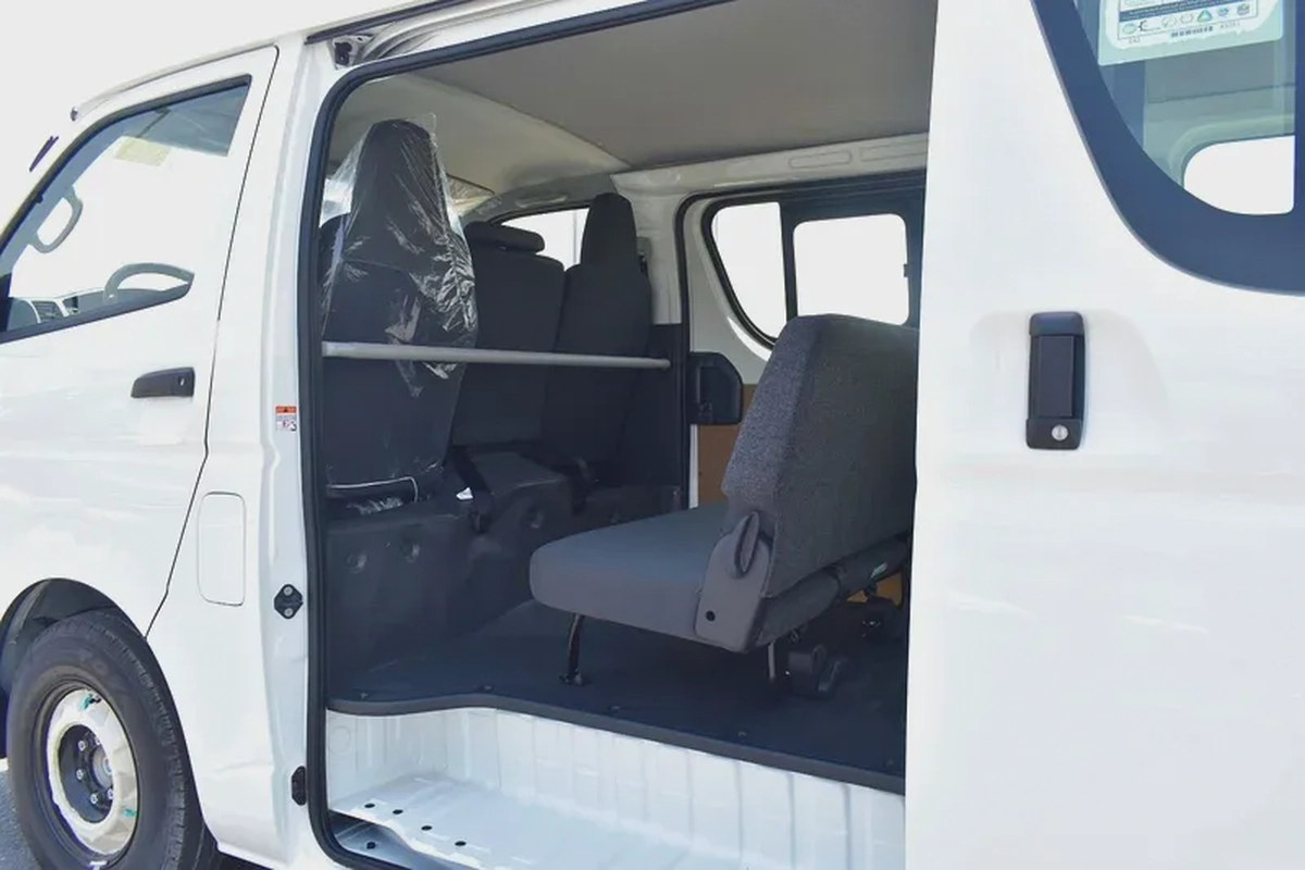 Toyota Hiace Standard-12-12