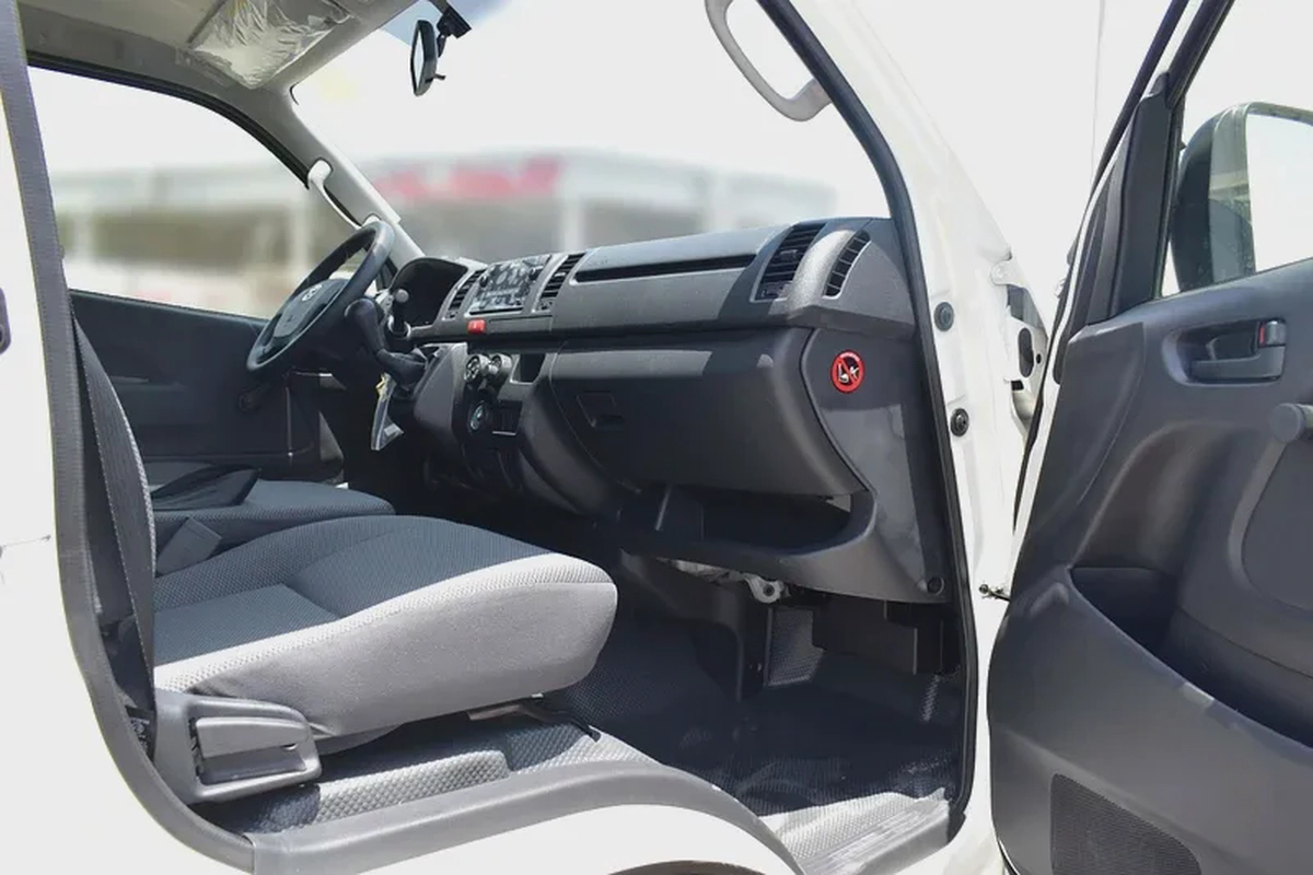 Toyota Hiace Standard-11-11