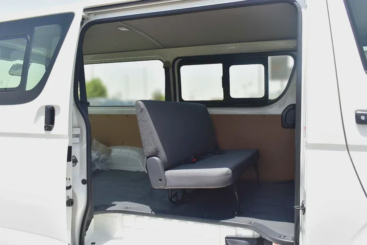 Toyota Hiace Standard-10-10