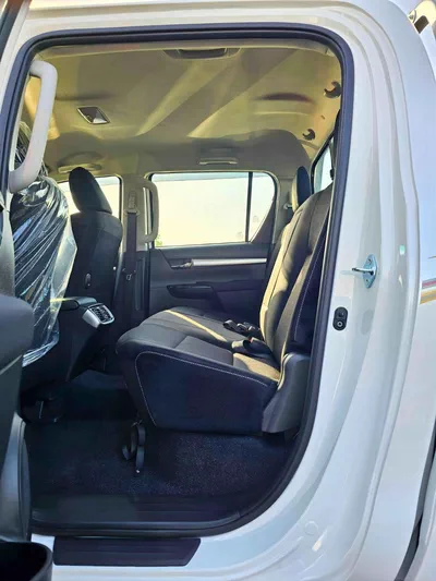 Toyota Hilux TOYOTA HILUX SR5 DOUBLE CABIN || 2.4L DIESEL V4 A/T 4WD | DIFF LOCK | BSM (CODE # HDFAA) WHITE 2026-15