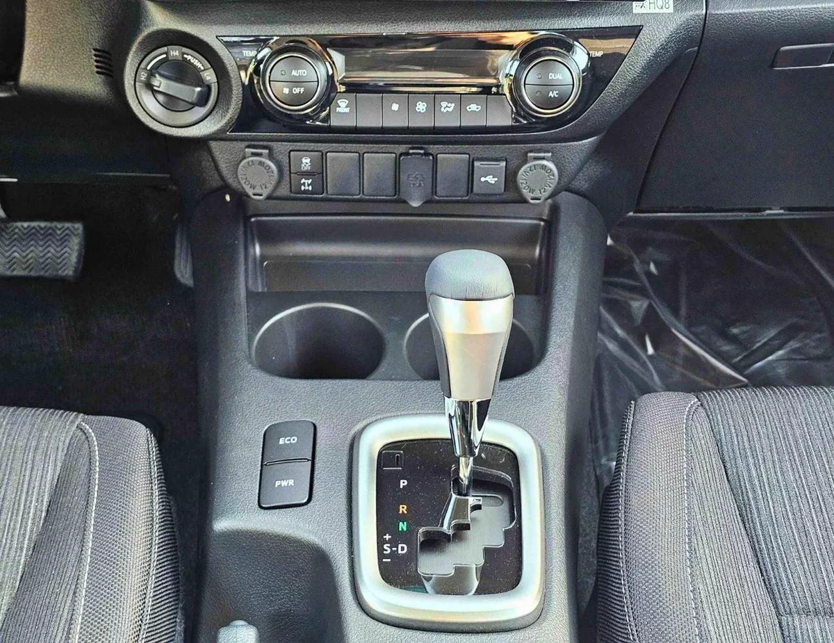 Toyota Hilux TOYOTA HILUX SR5 DOUBLE CABIN || 2.4L DIESEL V4 A/T 4WD | DIFF LOCK | BSM (CODE # HDFAA) WHITE 2026-19-0
