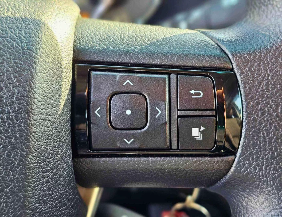 Toyota Hilux TOYOTA HILUX SR5 DOUBLE CABIN || 2.4L DIESEL V4 A/T 4WD | DIFF LOCK | BSM (CODE # HDFAA) WHITE 2026-22-0